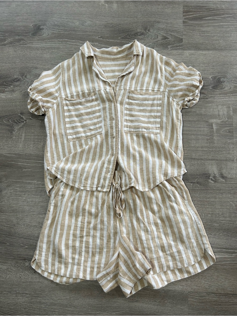 Set- Universal Thread Women’s Button Down Shirt (Sm) & Hi-rise Linen shorts(Med)